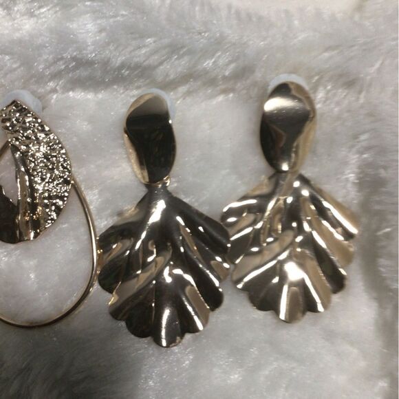Set of 3 gold tone statement earrings brand new - Picture 2 of 5